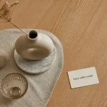 Déco table ronde sur table ronde : équilibre des volumes et espace