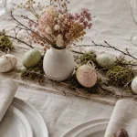 Décoration de pâques pour la table aux couleurs pastel et touches nature, œufs décorés
