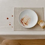 Nappe rectangulaire anti taches avec tache de sauce en surface