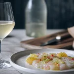 Vin nature chablis, verre avec tartare de dorade aux agrumes