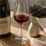 Vin nature chinon : cabernet franc vivant, rouge rubis légèrement trouble