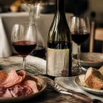 Vin nature Julien Merle : Beaujolais frais en verre rouge et bouteille