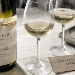 Vin nature sancerre blanc : fraîcheur minérale et sauvignon, sur table en bois
