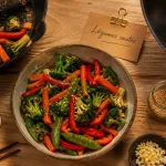 Legumes saute croquants au feu vif dans une poêle wok