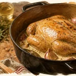 Poularde en cocotte grand-mère, chair fondante et sauce onctueuse en fonte